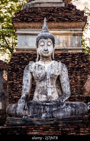 Tempio di Wat Traphang Ngoen e buddha nel parco storico di Sukhothai, Thailandia Foto Stock