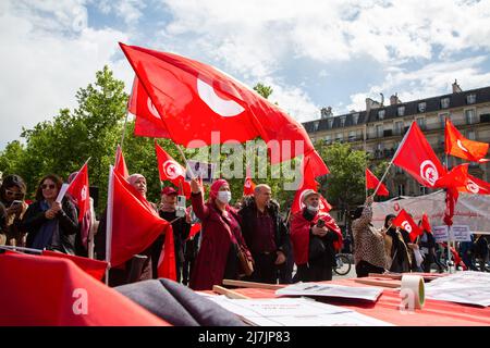 Parigi, Francia. 07th maggio 2022. I manifestanti sollevano cartelli e bandiere nazionali durante una manifestazione contro il presidente tunisino Kais Saied, nel centro della capitale francese Parigi. A Parigi, circa cinquanta partecipanti hanno protestato contro il presidente tunisino Kais Saied perché ha sospeso la costituzione. Essi considerano il presidente troppo autoritario e chiedono un sistema politico veramente democratico. Credit: SOPA Images Limited/Alamy Live News Foto Stock