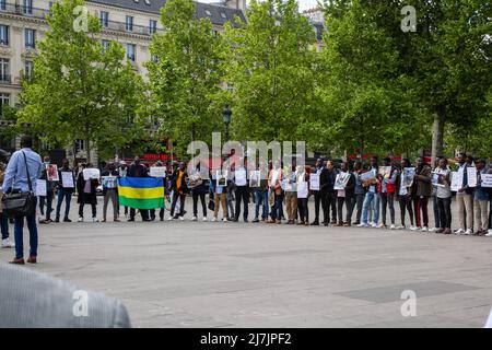 Parigi, Francia. 08th maggio 2022. I manifestanti sono visti nel centro di Parigi per protestare contro la violenza estrema in Sudan. Circa un centinaio di partecipanti si sono riuniti a Parigi per chiedere un sistema politico democratico in Sudan e hanno denunciato la violenza contro i cittadini sudanesi. (Foto di Léa Ferté/SOPA Images/Sipa USA) Credit: Sipa USA/Alamy Live News Foto Stock