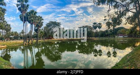 Tempio di Wat Traphang Ngoen e buddha nel parco storico di Sukhothai, Thailandia Foto Stock