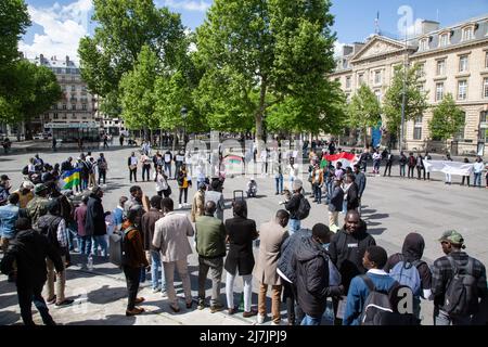 Parigi, Francia. 08th maggio 2022. I manifestanti si riuniscono al centro di Parigi per parlare di violenza estrema in Sudan. Circa un centinaio di partecipanti si sono riuniti a Parigi per chiedere un sistema politico democratico in Sudan e hanno denunciato la violenza contro i cittadini sudanesi. (Foto di Léa Ferté/SOPA Images/Sipa USA) Credit: Sipa USA/Alamy Live News Foto Stock