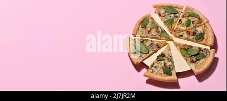 Fette di gustosa pizza vegetariana su sfondo rosa con spazio per il testo Foto Stock