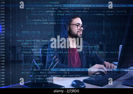 Doppia esposizione del programmatore maschile sul posto di lavoro e codice del computer Foto Stock