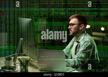 Doppia esposizione del programmatore maschile sul posto di lavoro e codice del computer Foto Stock