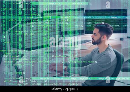 Doppia esposizione del programmatore maschile sul posto di lavoro e codice del computer Foto Stock