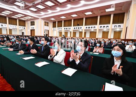 Pechino, Cina. 10th maggio 2022. Una cerimonia che segna il 100th° anniversario della fondazione della Lega Comunista della Gioventù in Cina si svolge presso la Grande Sala del Popolo di Pechino, capitale della Cina, il 10 maggio 2022. Credit: Yan Yan/Xinhua/Alamy Live News Foto Stock