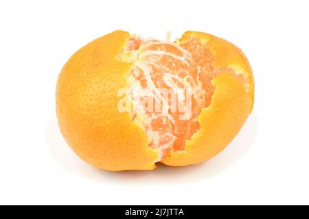 Mandarino fresco di arancio maturo, fette di mandarino, isolato su sfondo bianco. Foto ad alta risoluzione. Profondità di campo completa. Foto Stock