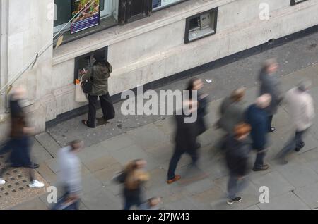 Foto di archivio datata 28/11/15 di una donna che usa un bancomat (ATM) su Regent Street, Londra. I depositi in contanti personali e i prelievi presso gli uffici postali sono stati più elevati in aprile rispetto a un anno prima, ma sono stati meno elevati rispetto al mese precedente. Data di emissione: Martedì 10 maggio 2022. Foto Stock