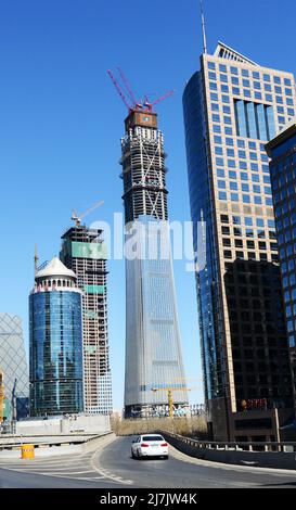 Costruzione del grattacielo China Zun e di altri edifici moderni nel quartiere centrale degli affari di Pechino, Cina. Foto Stock