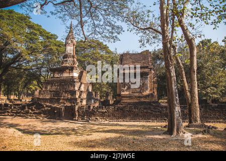 Wat Chedi Chet Thaeo o Wat Chedi Chet Thaew nel parco storico di si Satchanalai Foto Stock