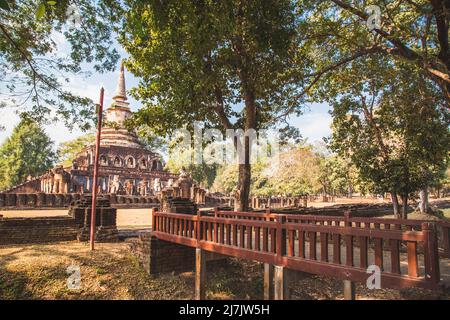 Wat Chedi Chet Thaeo o Wat Chedi Chet Thaew nel parco storico di si Satchanalai Foto Stock