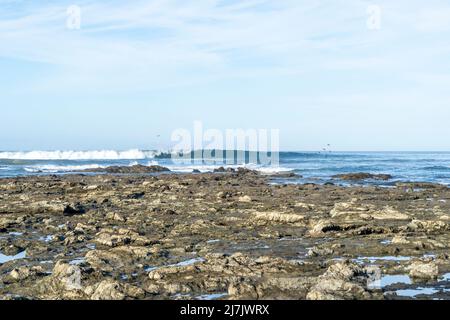 Un'onda perfetta che si infrangono dietro le rocce. Surf in Costa Rica. Foto Stock