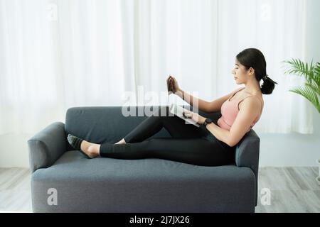 sollievo dallo stress, rilassamento muscolare, esercizi respiratori, esercizio fisico, meditazione, Ritratto di giovane donna asiatica che rilassa il suo corpo dal lavoro di ufficio vicino Foto Stock