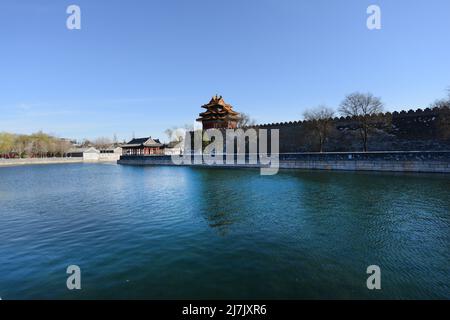 Una vista della torre d'angolo nord occidentale della Città Proibita con il fossato Tongzi davanti ad essa. Pechino, Cina. Foto Stock