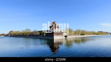 Una vista della torre d'angolo nord occidentale della Città Proibita con il fossato Tongzi davanti ad essa. Pechino, Cina. Foto Stock