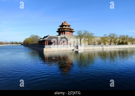 Una vista della torre d'angolo nord occidentale della Città Proibita con il fossato Tongzi davanti ad essa. Pechino, Cina. Foto Stock