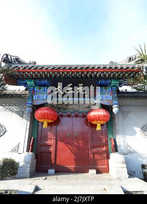 Una porta tradizionale cinese rossa e lanterne. Jingshan Imperial Park, Pechino, Cina. Foto Stock