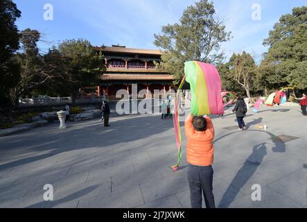 Danza tradizionale bandiera di fronte all'edificio Yiwang nel parco di Jingshan, Pechino, Cina. Foto Stock