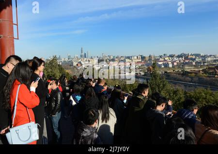 Il turista gode della vista della città proibita vista dalla cima del Parco di Jingshan a Pechino, Cina. Foto Stock