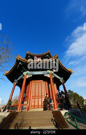 Padiglione Guanmiao nel parco di Jingshan, Pechino, Cina. Foto Stock