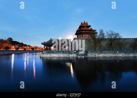 Una vista della torre d'angolo nord occidentale della Città Proibita con il fossato Tongzi davanti ad essa. Pechino, Cina. Foto Stock