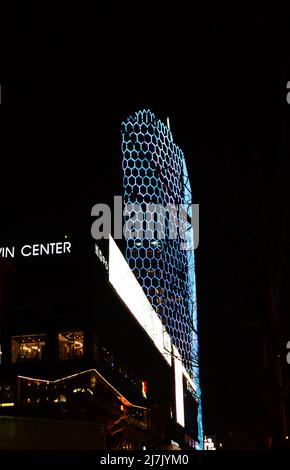 L'hotel Intercontinental Sanlitun Tongying Center è illuminato di notte. Foto Stock