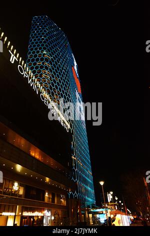 L'hotel Intercontinental Sanlitun Tongying Center è illuminato di notte. Foto Stock