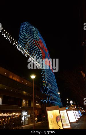 L'hotel Intercontinental Sanlitun Tongying Center è illuminato di notte. Foto Stock