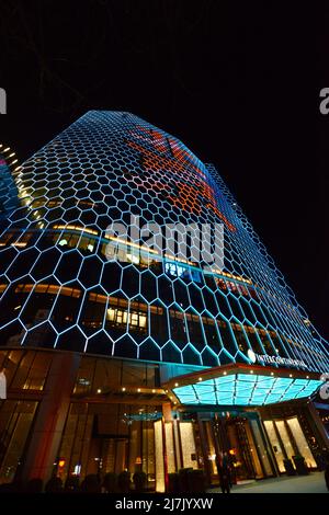 L'hotel Intercontinental Sanlitun Tongying Center è illuminato di notte. Foto Stock