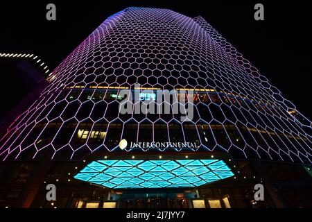 L'hotel Intercontinental Sanlitun Tongying Center è illuminato di notte. Foto Stock