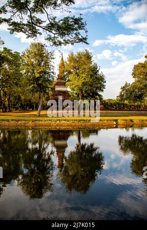 Tempio di Wat Traphang Ngoen e buddha nel parco storico di Sukhothai, Thailandia Foto Stock