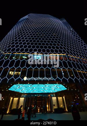 L'hotel Intercontinental Sanlitun Tongying Center è illuminato di notte. Foto Stock