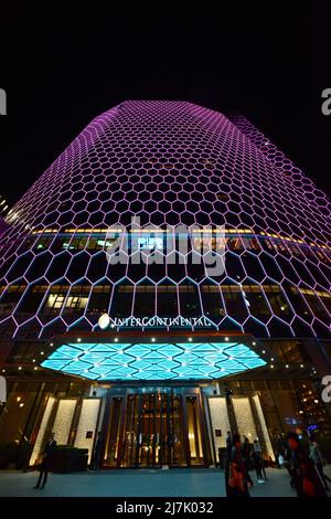 L'hotel Intercontinental Sanlitun Tongying Center è illuminato di notte. Foto Stock