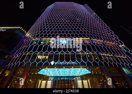 L'hotel Intercontinental Sanlitun Tongying Center è illuminato di notte. Foto Stock