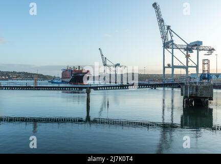 Ringaskiddy, Cork, Irlanda. 10th maggio 2022. Container Vessel Independent Vision in procinto di arrivare al primo semaforo presso il fondale di Ringaskiddy, Co. Cork, Irlanda. - Foto David Creedon Foto Stock