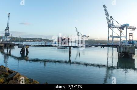 Ringaskiddy, Cork, Irlanda. 10th maggio 2022. Container Vessel Independent Vision in procinto di arrivare al primo semaforo presso il fondale di Ringaskiddy, Co. Cork, Irlanda. - Foto David Creedon Foto Stock