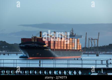 Ringaskiddy, Cork, Irlanda. 10th maggio 2022. Container Vessel Independent Vision in procinto di arrivare al primo semaforo presso il fondale di Ringaskiddy, Co. Cork, Irlanda. - Foto David Creedon Foto Stock