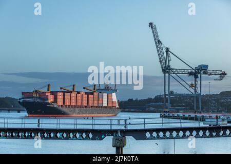 Ringaskiddy, Cork, Irlanda. 10th maggio 2022. Container Vessel Independent Vision in procinto di arrivare al primo semaforo presso il fondale di Ringaskiddy, Co. Cork, Irlanda. - Foto David Creedon Foto Stock