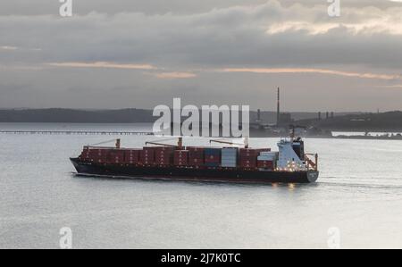 Ringaskiddy, Cork, Irlanda. 10th maggio 2022. Container Vessel Independent Vision passa la ESB Power Staion ad Aghada mentre si trova sulla strada per il fondale delle acque profonde a Ringaskiddy, Co. Cork, Irlanda. - Foto David Creedon Foto Stock