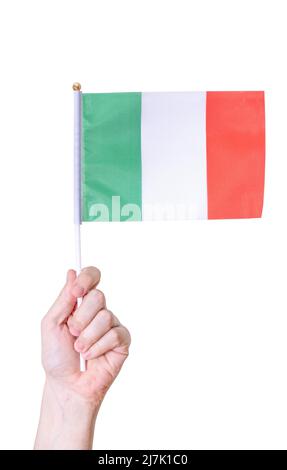 Una mano tiene la bandiera dell'Italia su uno sfondo bianco isolato. Il concetto di un grande paese. Foto Stock