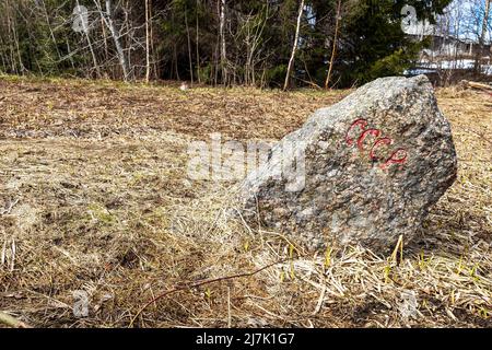 La pietra di confine segna il confine tra l'URSS e la Finlandia. Pietra grossomodo scavata di granito rosa Ladoga. Il testo è inciso sulla pietra: URSS - dal lato est. S Foto Stock