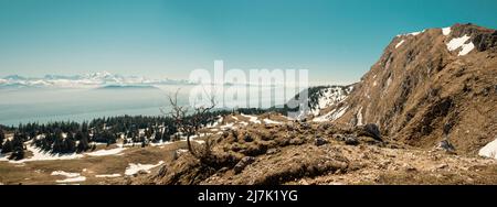 Vista mozzafiato dalle montagne del Giura alle Alpi francesi e svizzere sul lago di Ginevra in una bella giornata invernale frizzante. Foto Stock