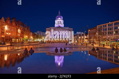 Una fotografia di Nottingham Council House all'ora blu. Foto Stock