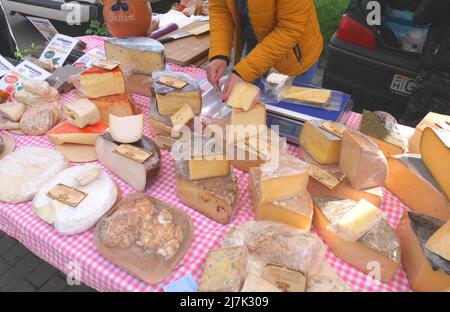 Stalla che vende formaggio artigianale al mercato all'aperto di Rackeve sulla riva del Danubio, Rackeve, Isola di Csepel, Ungheria Foto Stock