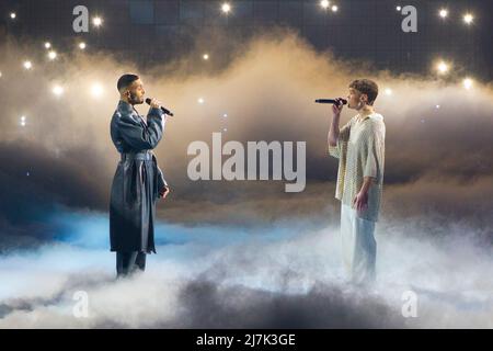 Torino, Italia. 9th maggio 2022. Il cantante italiano Mahmood e BLANCO sul palco del 2022 Torino Eurovisione Song Contest Credit: Marco Destefanis/Alamy Live News Foto Stock