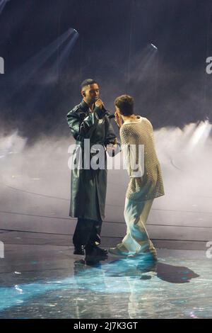 Torino, Italia. 9th maggio 2022. Il cantante italiano Mahmood e BLANCO sul palco del 2022 Torino Eurovisione Song Contest Credit: Marco Destefanis/Alamy Live News Foto Stock