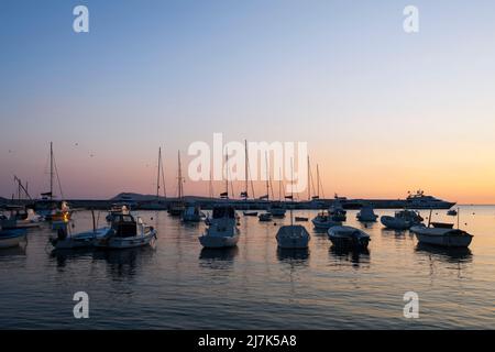 Porto di Komiza, Isola di Vis, Mar Mediterraneo, Croazia Foto Stock