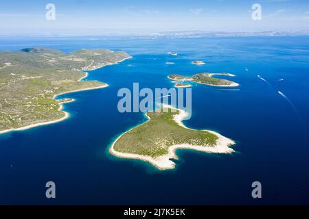 Isola Ravnik e Budikovac a sud dell'isola di Vis, Mar Mediterraneo, Croazia Foto Stock