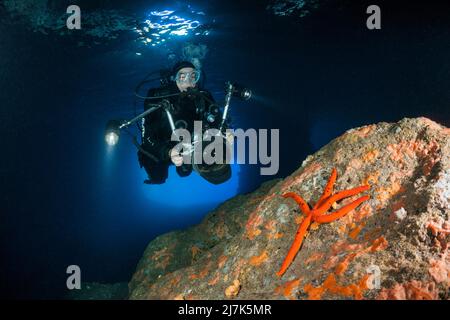 Immersioni subacquee all'interno della Grotta Verde, isola di Vis, Mar Mediterraneo, Croazia Foto Stock