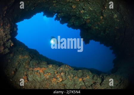 Immersioni subacquee all'interno della Grotta Verde, isola di Vis, Mar Mediterraneo, Croazia Foto Stock